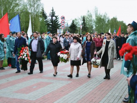 День всех отраслей связи и День Победы.